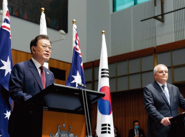 12월 13일 호주를 국빈 방문한 문재인 대통령(왼쪽)이 스콧 모리슨 호주 총리와 공동기자회견을 하고 있다. 뉴시스