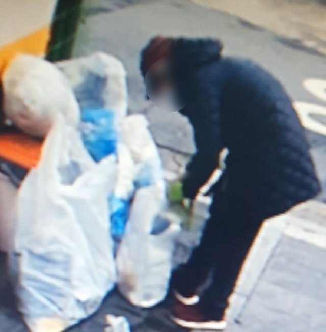 한 여성이 종량제 봉투에 담긴 쓰레기는 버리고 봉투만 훔쳐가는 모습. 보배드림 갈무리