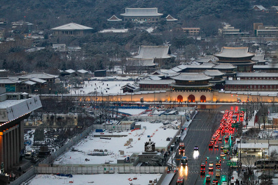 올겨울 첫 대설주의보가 내린 18일 오후 서울 종로구 광화문 일대에 눈이 쌓여 있다. 2021.12.18/뉴스1 © News1