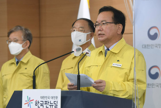 김부겸 국무총리가 서울 종로구 정부서울청사에서 방역강화 조치 시행에 따른 소상공인·자영업자 지원방안에 대해 브리핑하고 있다.2021.12.17/뉴스1 © News1