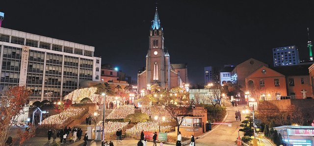 서울 명동대성당 앞에 조성된 장미정원의 야간 전경. 서울대교구 제공