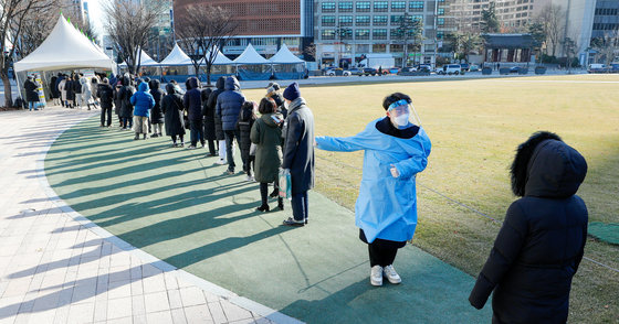 18일 오전 서울광장에 마련된 중구 임시선별검사소에서 관계자가 오전 검사 종료를 알리고 있다. 2021.12.18/뉴스1 © News1