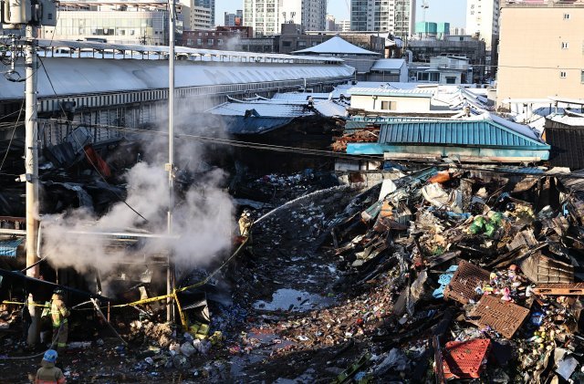 19일 오전 서울 동대문구 청량리농수산물시장 화재 현장에서 소방대원들이 소방대원들이 잔불을 정리하고 있다. 이날 새벽 0시 26분께 발생한 화재는 점포 13곳을 불태우고 진화됐다.양회성 기자 yohan@donga.com