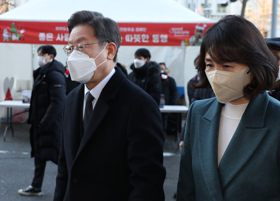 이재명 더불어민주당 대선 후보가 19일 오전 부인 김혜경씨와 함께 서울 여의도 순복음교회에서 열린 예배에 참석하고 있다. 뉴스1