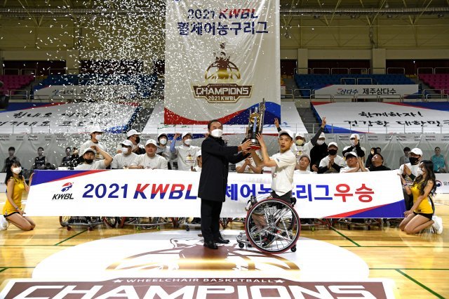 2021 한국휠체어농구리그(WKBL) 정상을 차지한 서울시청 선수단.