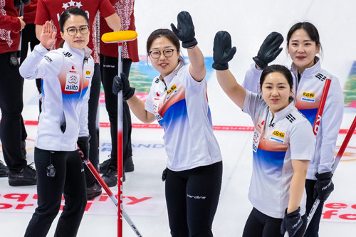 한국 여자 컬링 대표팀 ‘팀 킴’의 김은정, 김선영, 김경애, 김초희(왼쪽부터)가 18일 네덜란드 레이우아르던에서 열린 올림픽 
자격대회(OQE) 여자 4인조 본선 최종전에서 라트비아를 상대로 승리를 확정한 뒤 환하게 웃으며 손을 흔들고 있다. 2022 
베이징 겨울올림픽 출전권을 획득한 팀 킴은 2018 평창 올림픽 은메달에 이어 2연속 올림픽 메달을 노리게 됐다. 세계컬링연맹 
제공