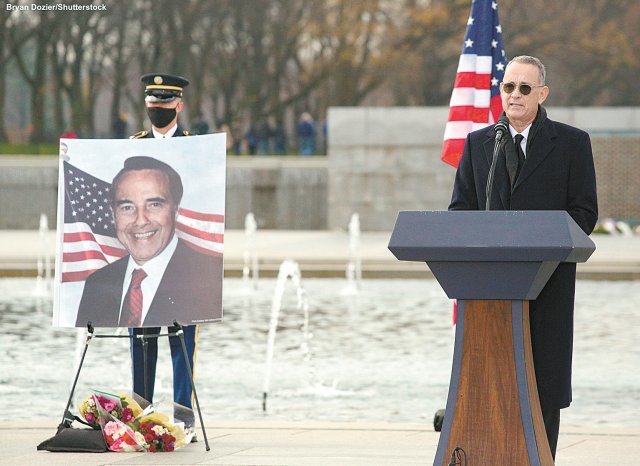 미국 영화배우 톰 행크스(오른쪽)가 워싱턴 내셔널몰에 있는 제2차 세계대전 기념비 앞에서 열린 밥 돌 전 상원의원 추모식에서 추모사를 하고 있다. 워싱턴=AP 뉴시스