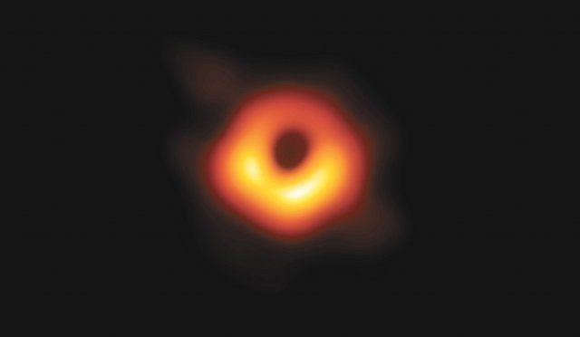 2017년 촬영해 2019년 처음 공개한 
블랙홀의 모습은 지구 전역의 전파망원경을 동시에 사용하고 고성능 인공지능 이미지 처리를 통해 완성했다. 사진 출처 EHT연구팀