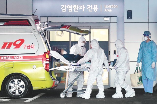 코로나 환자 긴급 이송 19일 서울 중랑구 서울의료원에서 구급대원들이 환자를 이송하고 있다. 이날 신종 코로나바이러스 감염증(코로나19) 위중증 환자는 1025명으로 연이틀 1000명을 넘었다. 뉴시스