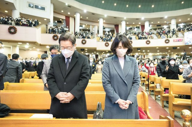 휴일 교회 찾아 예배 더불어민주당 이재명 대선 후보(왼쪽)와 부인 김혜경 씨가 18일 오전 서울 여의도 순복음교회에서
 열린 주일예배에 참석해 기도하고 있다. 이 후보는 교회 제적 논란이 불거진 이달 초부터 일요일마다 각 지역의 교회에서 예배에 
참석하고 있다. 더불어민주당 제공