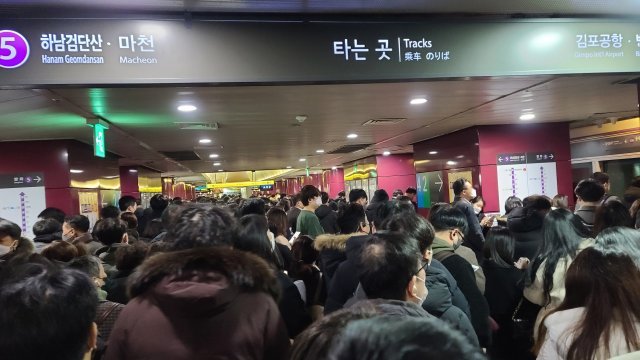 장애인단체 기습시위로 혼잡한 서울 지하철 5호선 동대문역사공원