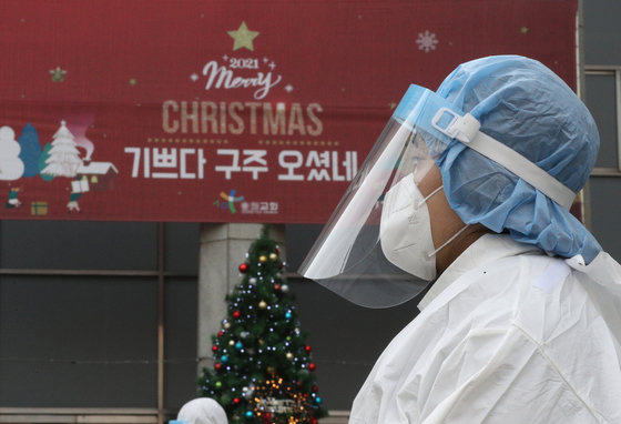 6일 인천 미추홀구의 교회에 마련된 선별진료소에서 의료진이 업무를 보고 있다. 2021.12.6/뉴스1 © News1