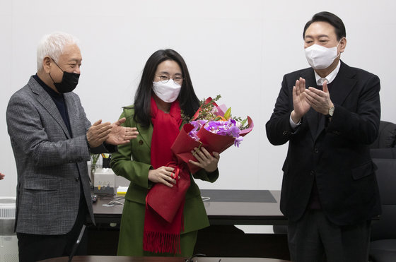 윤석열 국민의힘 대선 후보가 20일 서울 여의도 새시대준비위원회 위원장실에서 열린 영입인사 환영식에서 김한길 위원장, 신지예 한국여성정치 네트워크 대표와 기념촬영을 하고 있다. 2021.12.20/뉴스1 © News1