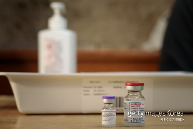 화이자 백신(왼쪽)과 모더나 백신. ⓒ(GettyImages)/코리아