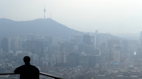 미세먼지 ‘나쁨’을 보인 20일 서울 북악산 곡장전망대에서 바라본 서울시내가 뿌옇다. 2021.12.20/뉴스1 © News1