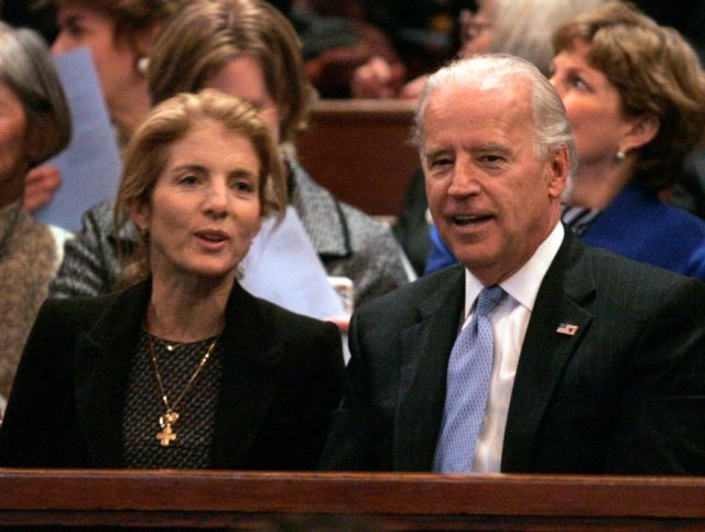 2008년 미국 하버드대에서 열린 한 행사에서 담소를 나누고 있는 조 바이든 대통령(오른쪽)과 존 F 케네디 전 대통령의 딸 캐롤라인 케네디(왼쪽). 최근 바이든 대통령은 그녀를 주호주 미국대사에 지명했다. 더선