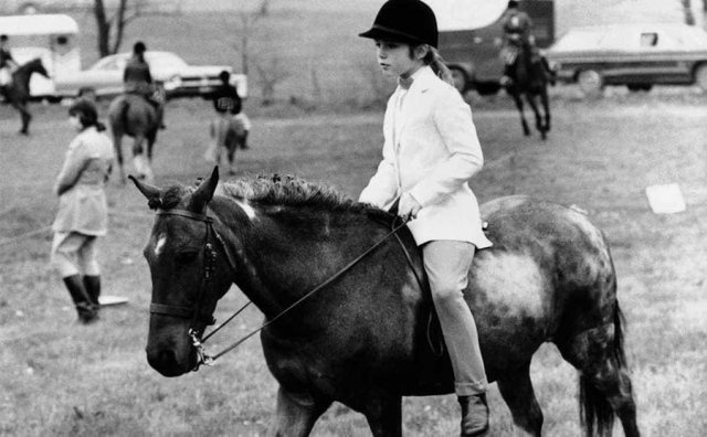 미국 가수 닐 다이아몬드가 1969년 발표한 곡 ‘스윗 캐롤라인’의 주인공으로 알려진 캐롤라인 케네디가 어린 시절 말을 타는 모습. 보스턴헤럴드