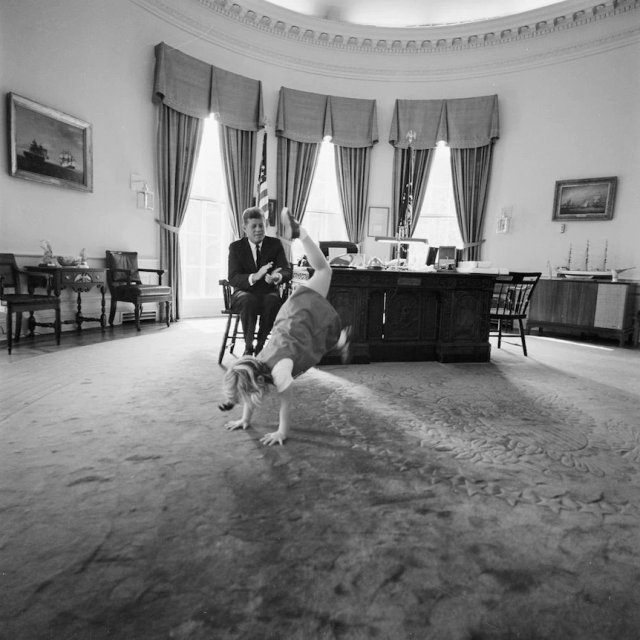 존 F 케네디 대통령 시절 백악관 집무실에서 놀고 있는 캐롤라인 케네디. 데일리메일