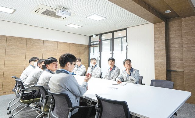 ㈜오리엔트정공 제2공장 임직원들이 회의 중이다.