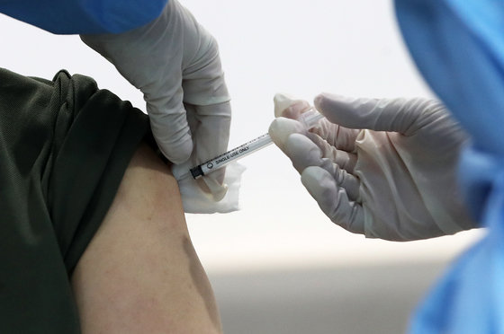 지난 5월 27일 오전 서울 서대문구 동신병원에서 한 어르신이 백신을 맞고 있다. 뉴스1