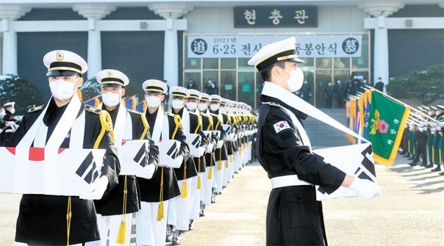 20일 오전 서울 동작구 국립서울현충원 현충관에서 열린 6·25전사자 발굴 유해 합동 봉안식에서 군 의장대가 유해를 봉송하고 있다. 사진공동취재단