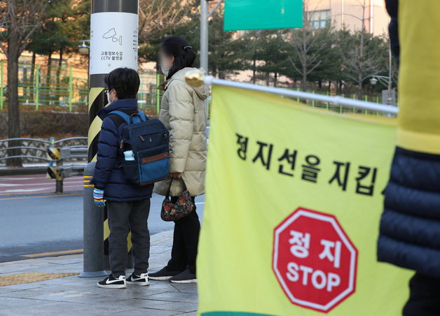 수도권 학교 전면 등교가 중단된 지난 20일 서울 한 초등학교로 학생들이 등교하고 있다. /뉴스1 © News1