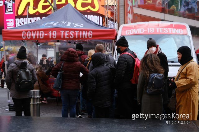 지난 9일 뉴욕 타임스퀘어의 코로나19 임시선별검사소에서 시민들이 검사를 받기 위해 줄지어 서 있다. ⓒ게티이미지코리아