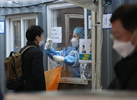 21일 오전 서울역 선별진료소에서 시민들이 신종 코로나바이러스 감염증(코로나19) 검체 검사를 받고 있다. 이날 0시 코로나19 신규 확진자는 5202명 발생했다. © News1