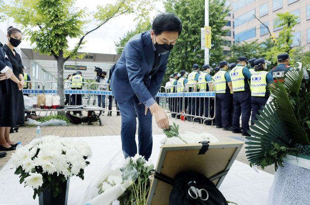 김기현 국민의힘 원내대표가 9월 17일 서울 여의도 국회 앞에 마련된 자영업자 합동분향소를 찾아 헌화하고 있다.