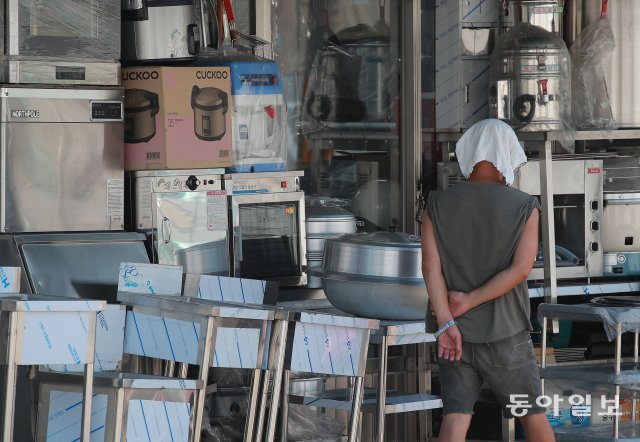 사회적 거리두기 4단계로 자영업자들의 시름이 깊어지고 있다. 7월 22일 오후 서울 황확동 주방가구거리에 중고 물품들이 쌓여 있다. 송은석 기자 silverstone@donga.com