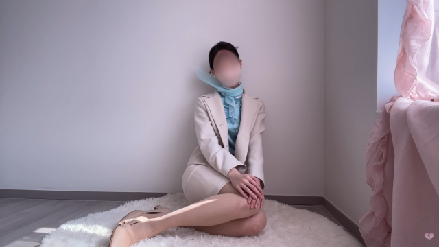 승무원 유니폼 착용 과정을 공개한 여성 유튜버. 유튜브 갈무리