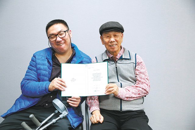 밀알복지재단에 유산을 기부한 신현국 목사(오른쪽)가 아들 신인철 씨와 함께 유산기부 서약서를 보이고 있다. 밀알복지재단 제공