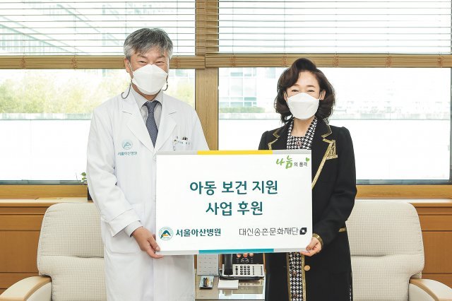 이어룡 대신금융그룹 회장(오른쪽)이 최근 서울아산병원에서 박승일 서울아산병원장과 아동보건지원사업 후원을 위한 발전기금 전달식을 갖고 기념촬영을 하고 있다. 대신증권 제공