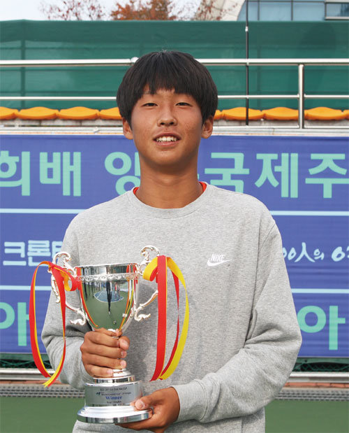 국내 주니어 테니스 단복식 랭킹 1위인 15세 김장준은 세계적인 테니스 스타 라파엘 나달 같은 선수가 되는 것이 꿈이다. 10월 이덕희배 국제주니어대회 남자 단식에서 우승한 김장준. 테니스코리아 제공