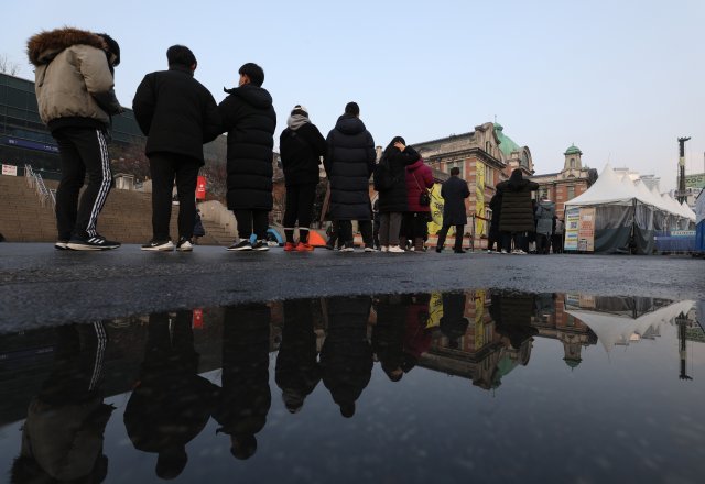 21일 오전 서울역 선별진료소에서 시민들이 신종 코로나바이러스 감염증(코로나19) 검체 검사를 받기 위해 줄을 서 있다. 뉴스1