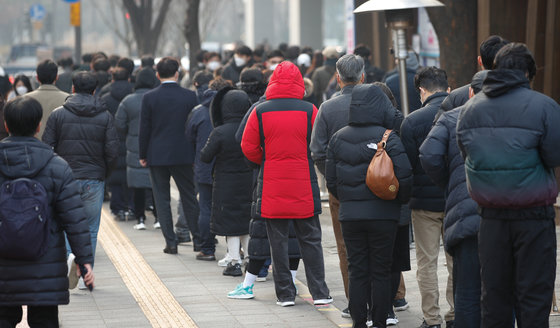 신종 코로나바이러스 감염증(코로나19) 신규 확진자가 5202명을 기록한 21일 오전 서울 송파구보건소에 마련된 선별진료소에서 시민들이 검사를 받기 위해 줄 서 있다. 2021.12.21/뉴스1 © News1