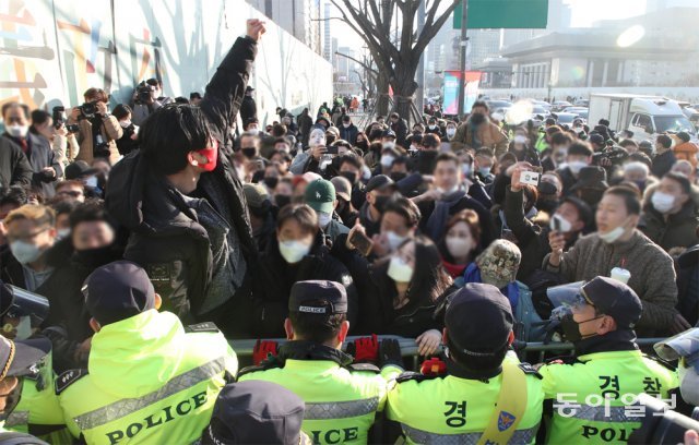 22일 서울 종로구 광화문 앞에서 정부 방역지침에 반발한 자영업자단체 총궐기 대회가 열렸다. 집회 인원 제한으로 인해 들어가지 못한 참석자들이 경찰과 실랑이를 벌이고 있다.