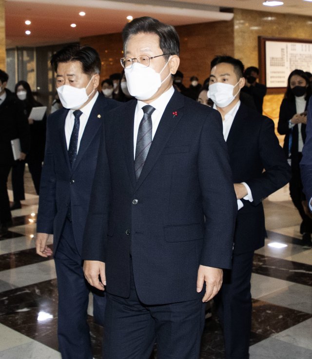 이재명 더불어민주당 대선 후보가 22일 서울 여의도 국회에서 열린 의원총회에 참석하고 있다. (공동취재사진)