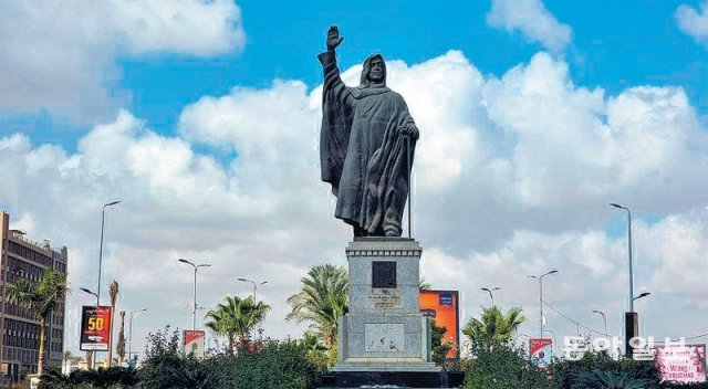 14일(현지 시간) 이집트 수도 카이로 인근의 신도시 ‘셰이크자이드시티’ 입구에 아랍에미리트(UAE)의 초대 대통령인 셰이크 자이드(1918∼2004)의 동상이 서 있다. 1995년 UAE의 투자금으로 건설된 이 도시는 아라비아반도의 가난한 어업국이었던 UAE가 건국 50년 만에 세계적 부국으로 거듭났음을 보여주는 증거로 꼽힌다. 카이로=황성호 특파원 hsh0330@donga.com