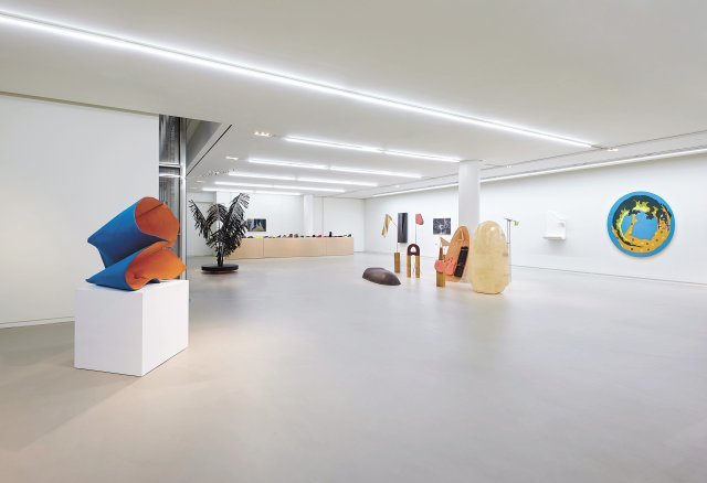 현대미술을 통한 가죽의 다양한 변신을 보여주는 전시 ‘전이의 형태’. 가운데 보이는 작품이 이오 뷔르가르의 ‘무슨 일이 생기든(2016)’.