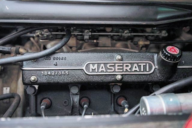 마세라티가 오랜 세월 개선해 성능을 높인 V8 엔진은 300마력 이상의 출력을 냈다.