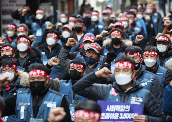 20일 오후 서울 중구 CJ대한통운 본사 앞에서 열린 CJ대한통운 전국대표자 총파업 선포대회에서 참가자들이 구호를 외치고 있다. 2021.12.20/뉴스1 © News1