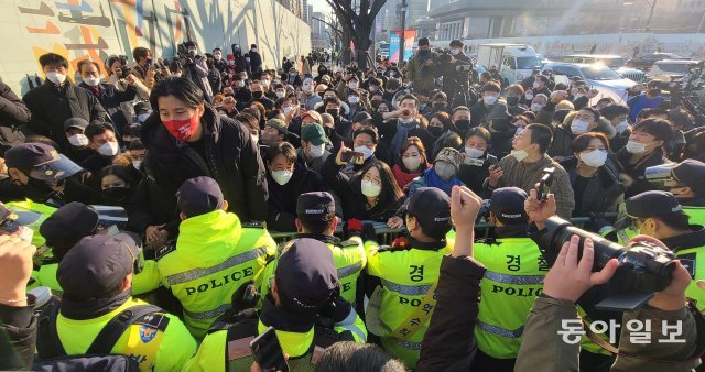 정부의 거리 두기 방침에 반발한 자영업자들이 22일 오후 서울 종로구 광화문시민열린마당에서 열린 ‘소상공인·자영업자 총궐기 집회’에서 경찰과 대치하고 있다.  박영대 기자 sannae@donga.com