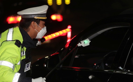 경찰이  비접촉식 감지기를 활용한 음주단속을 하는 모습. /뉴스1 © News1