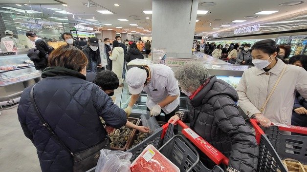 23일 서울 송파구 롯데마트 잠실점 제타플렉스 지하 1층 전복 판매 코너에 고객들이 긴 줄을 섰다. 21.12.23/뉴스1 © 뉴스1