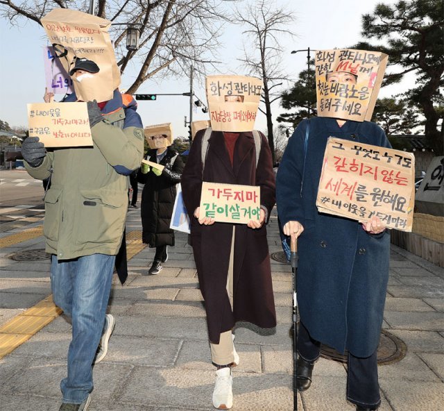 “외국인 가두지 마라” 봉투가면 행진 외국인보호소 고문 사건 대응 공동대책위원회 회원들이 23일 오전 서울 종로구 청와대 분수대 앞에서 정부 규탄 기자회견을 마치고 ‘내 이웃을 가두지 마라. 구금은 보호가 아니다’라고 적힌 봉투가면을 쓰고 행진하고 있다. 뉴시스