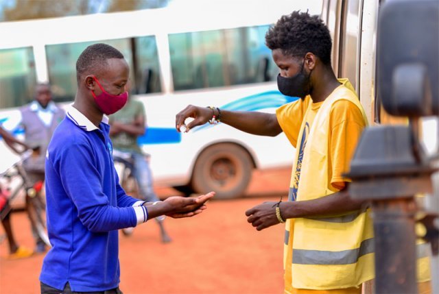 오미크론 변이가 보고된 남아프리카 지역에서 자원봉사자가 스쿨버스에 탑승하는 학생들에게 손 소독제를 나눠주고 있다. 위키미디어 제공