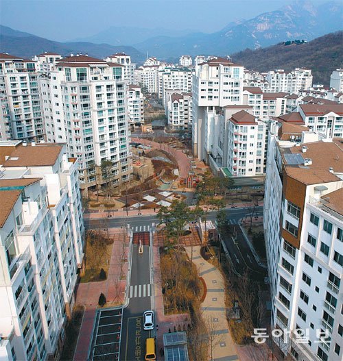 서울에서 아파트를 사려는 사람은 줄고 팔려는 사람은 늘면서 20일 기준 은평구의 주간 아파트 가격이 1년 7개월 만에 하락세로 돌아섰다. 아파트가 밀집해 있는 은평뉴타운 일대. 동아일보DB
