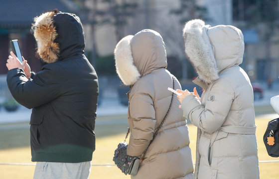 서울 영하 10도로 올겨울 들어 가장 추운 날씨를 기록한 18일 오전 서울광장에 마련된 코로나19 중구 임시선별검사소에서 시민들이 줄 서 있다. 2021.12.18/뉴스1 © News1