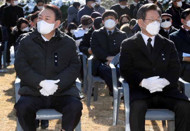 더불어민주당 이재명 대선 후보(오른쪽)와 국민의힘 윤석열 대선 후보가 지난 19일 서울 용산구 효창공원에서 엄수된 매헌 윤봉길 의사 순국 89주기 추모식에 참석하고 있다. 사진공동취재단